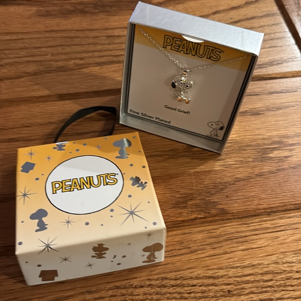 Peanuts Snoopy cubic zirconia necklace - Picture 9 of 16